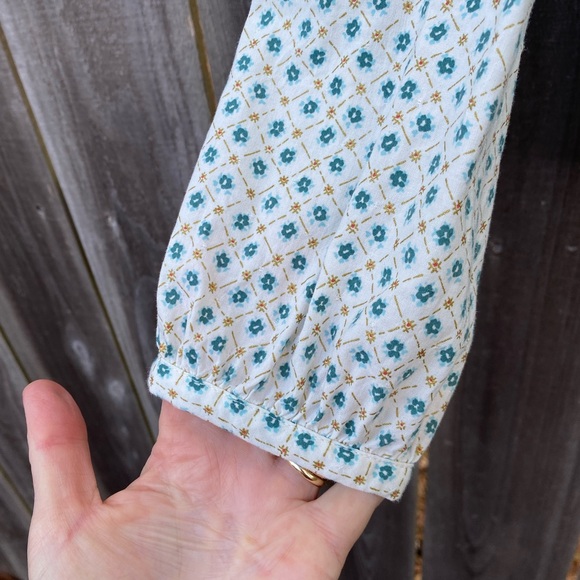 🟢HOST PICK🟢Long sleeve teal floral pattern top - Picture 4 of 8